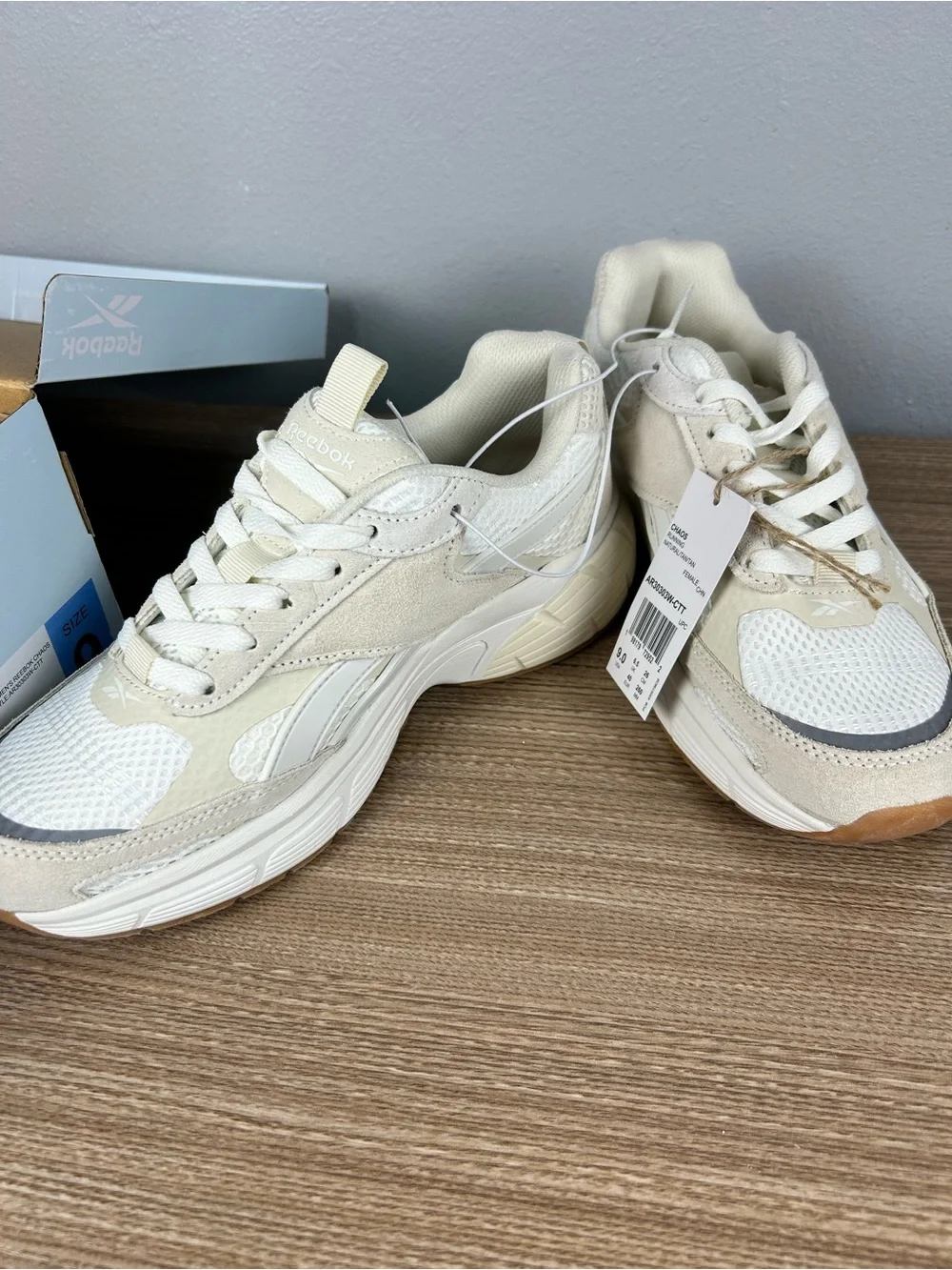 Reebok Women's tan natural Lace-Up chaos Sneakers size 9 - Picture 3 of 9